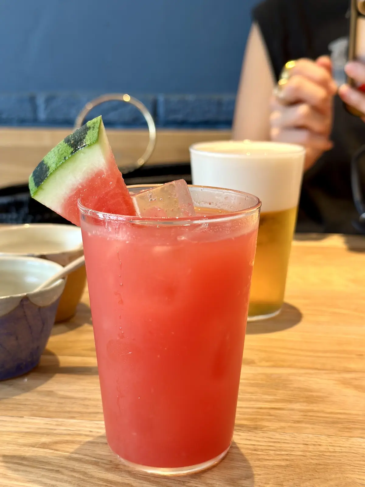 初秋に大活躍！半袖黒ニットの着回しお出かの画像_4