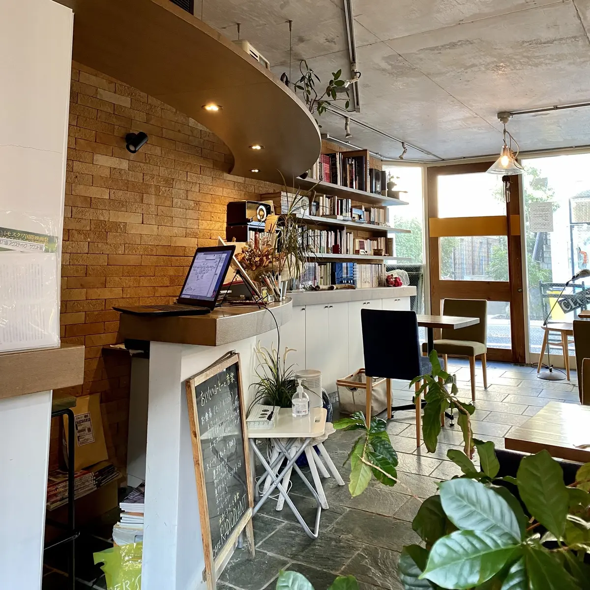 グリーンな植物もあり、音楽系の本や雑誌がたくさんあって長居できるカフェです。