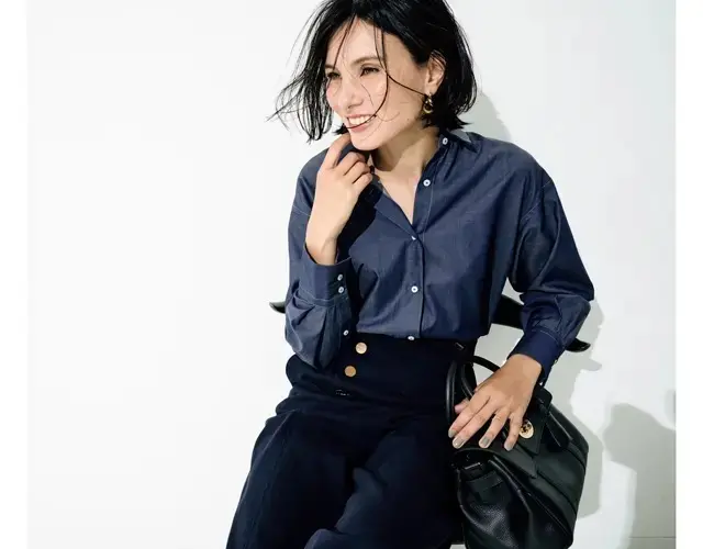 ネイビーのワントーンにシャンブレーの抜け感が有効