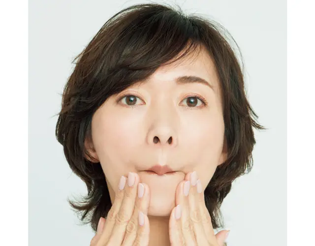 《step3》マリオネットラインを押さえ、さらに唇をすぼませる