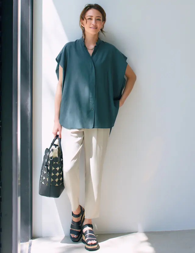 サクラのノースリーブシャツ×パンツコーデのRINA