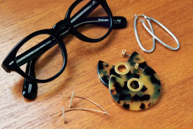 大ぶりのピアスや黒縁メガネなど、存在感のあるアクセや小物