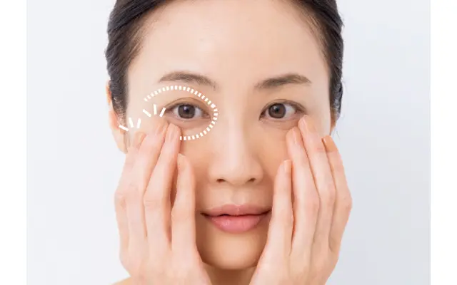 目のきわ、口もとなどの細かい部分は、優しくタップしつつ、押さえるように、ていねいになじませる。