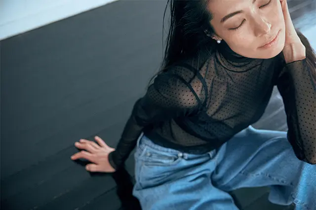 服も、目まわりの肌も「上質」が大人美の決め手