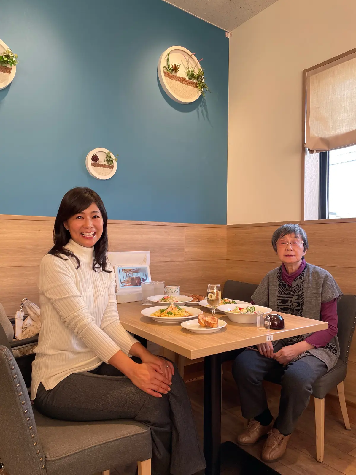 ランチ、母娘、母娘ランチ、冬服、冬服コーデ、冬コーデ、白、白ニット、ニットコーデ、パンツ、グレー、グレーパンツ、パンツコーデ、ボブ、ロングボブ、ボブヘア、ロングヘア、巻き髪、ワンカール、流し前髪、黒髪、焦茶カラー、焦茶ヘア、イタリアン、イタリア料理、パスタ、サラダ、ワイン、白ワイン、バケット、パン、フランスパン、ライ麦パン、店内、テーブル席