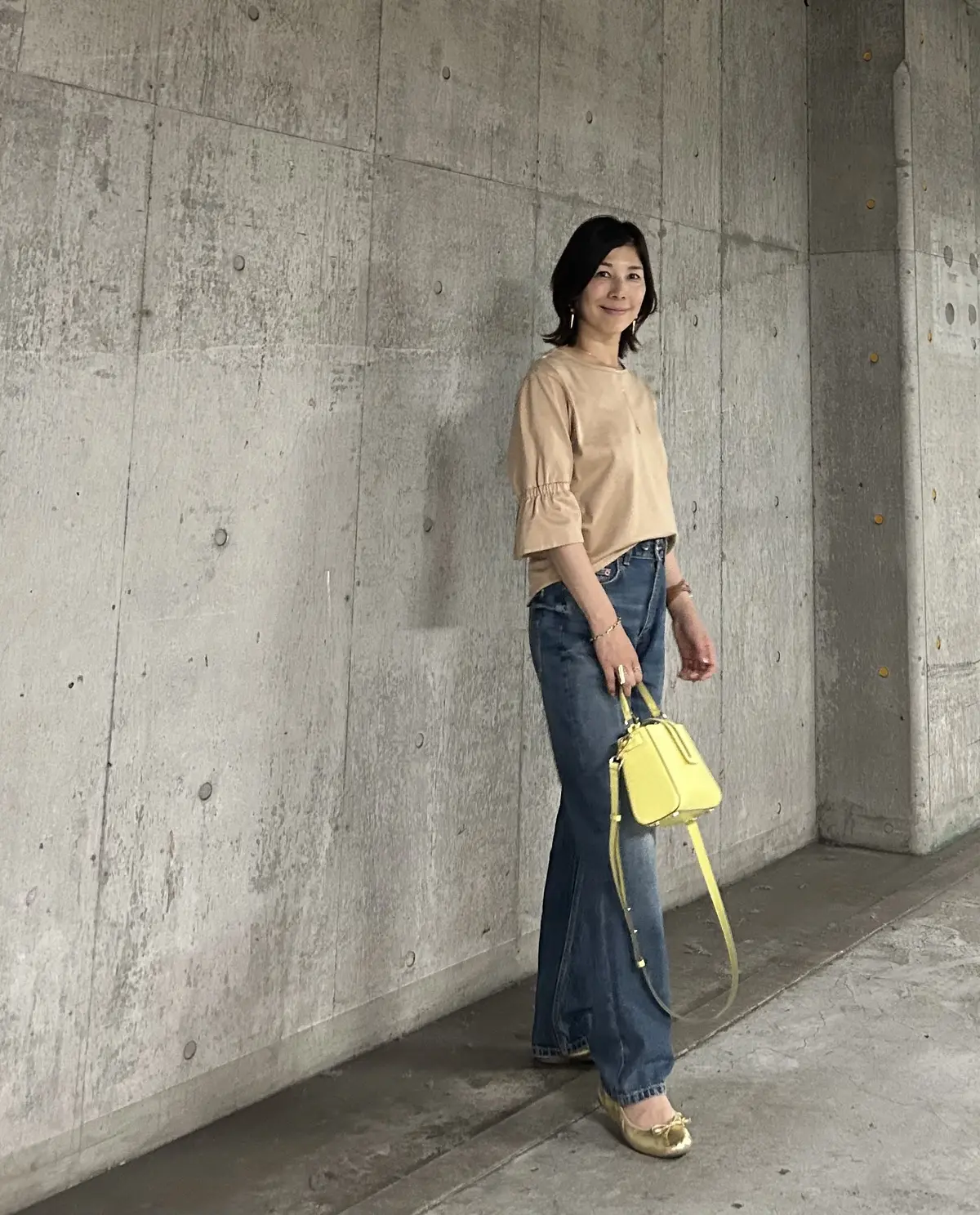 ワンウォッシュのワイドデニムにバックシャの画像_1