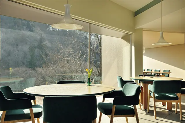 テーブルなどの 家具は地元の職人にオーダー。 大きな窓が景色を切り取る