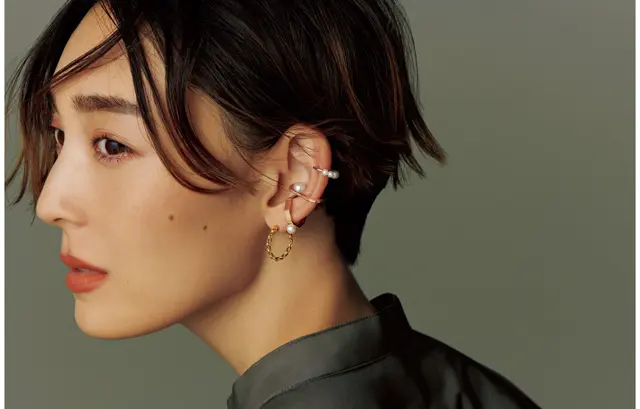 パールをあしらったのイヤカフをしたLIZA