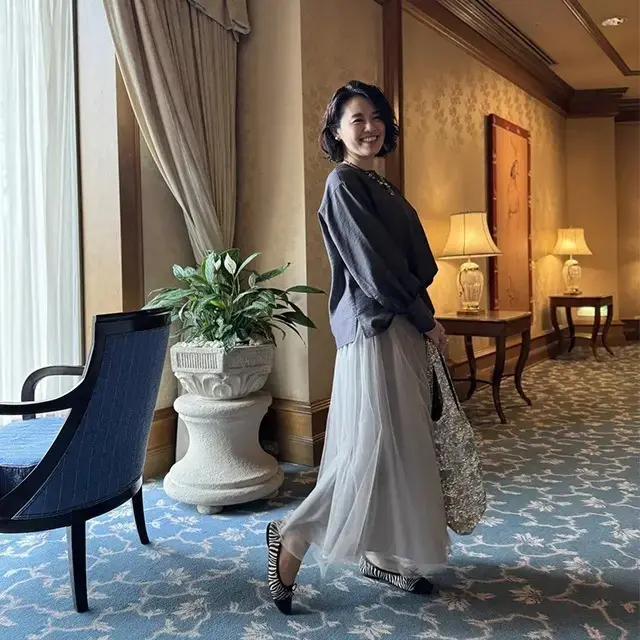 【50代のグレーコーデ5選】明るく軽やかなグレーで春のおしゃれを楽しんで！