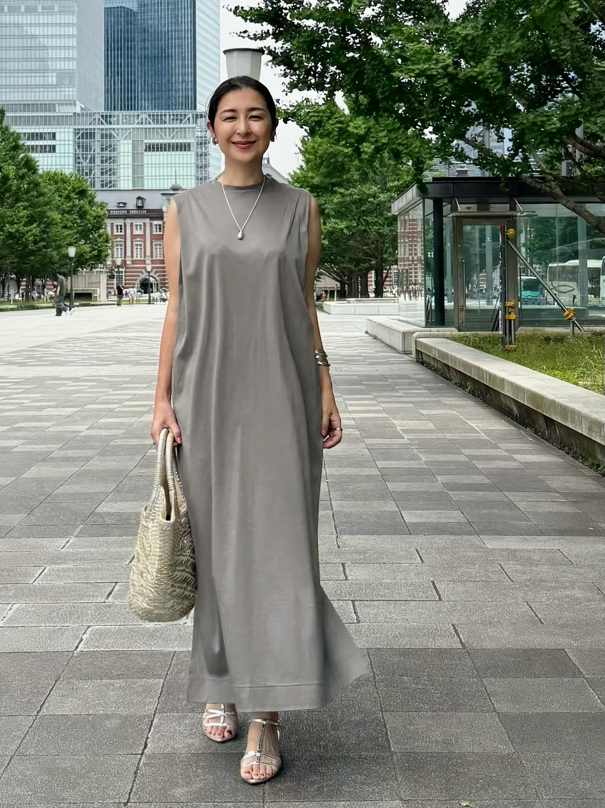 イーバイエクラ　SALONEワンピース　グレージュ　シルバーバッグ、シルバーサンダル