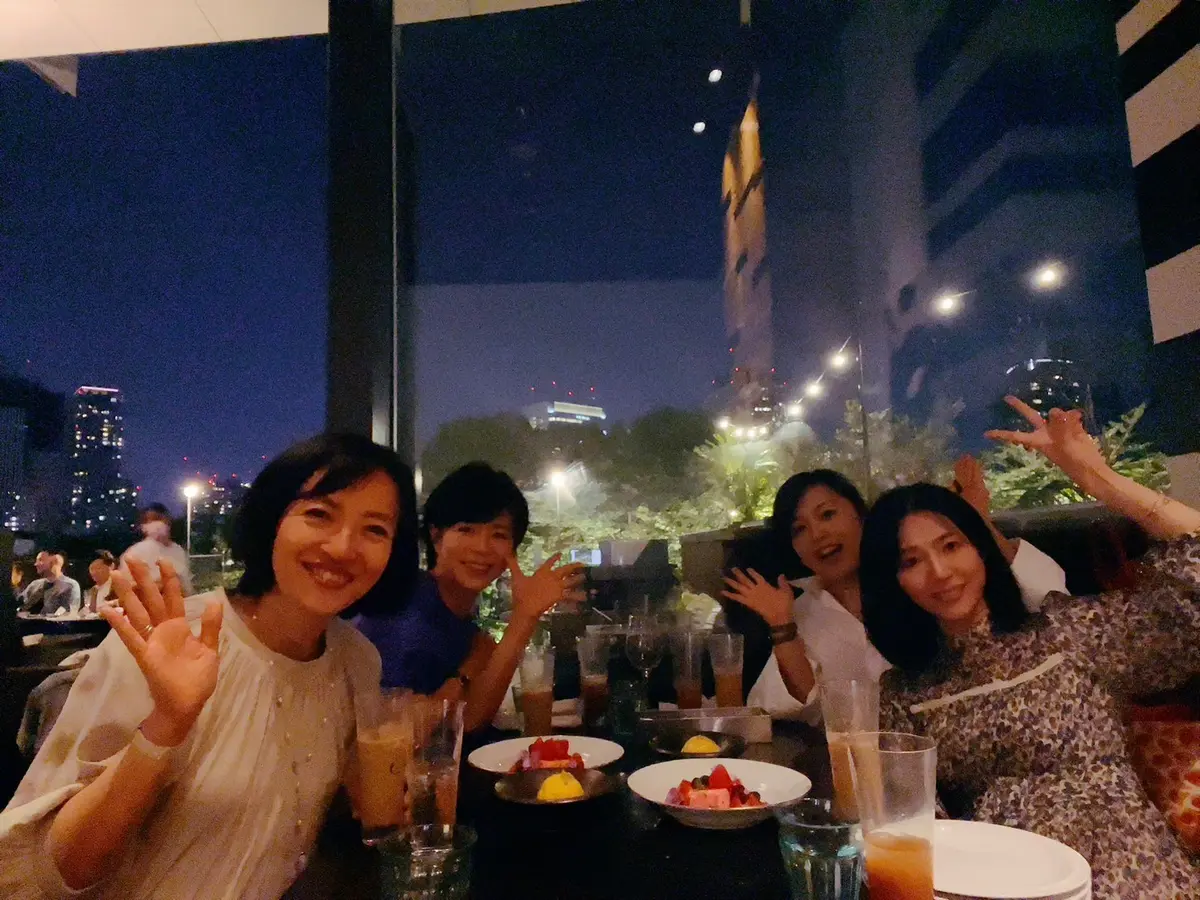 左から、ゆーちゃん、私、YUMIKOちゃんのN♡RIK♡ちゃん、同期4人で楽しい時間が過ごせました。