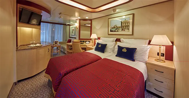 「プリンセス・グリル」のプリンセス・スイート。約31㎡。バルコニーつき、バスタブ完備。客室内で専用ダイニングのメニューを注文できる。自室でシャンパン・ブレックファストを楽しむのも優雅。バスアメニティは英国王室御用達の「ペンハリガン」