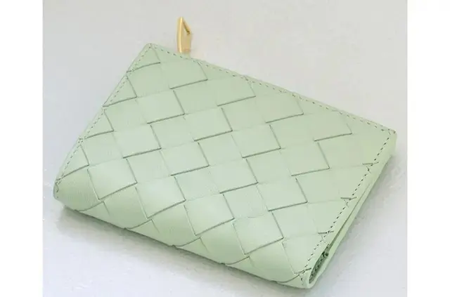 シャーベットのような明るいトーンは目にするたびに気持ちをリフレッシュしてくれる。ソフトなラムスキンのイントレチャートに優しくマッチ。