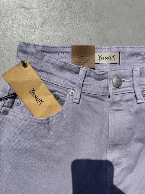 カラーデニム とお気に入り白Tシャツで☆の画像_1