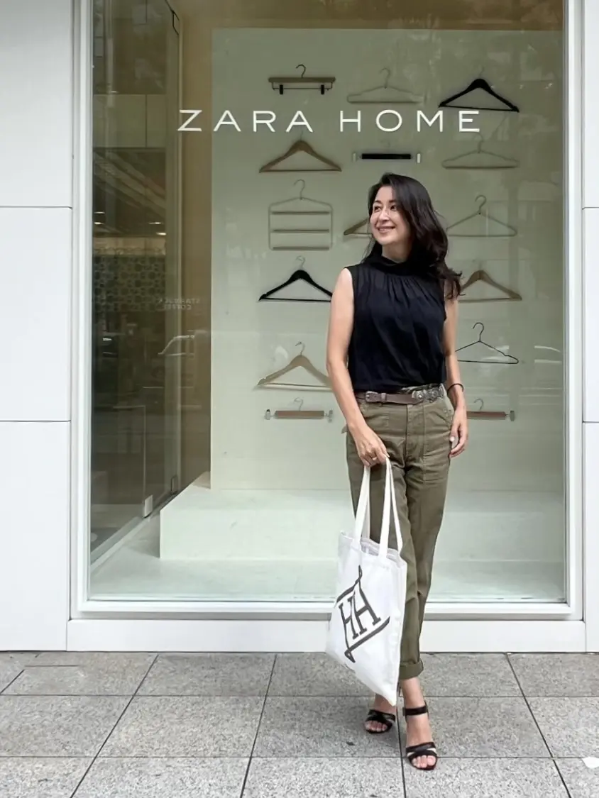 黒ノースリーブのブラウス　カーキのベイカーパンツ、黒のサンダル、エクラ特別付録のトートバッグ