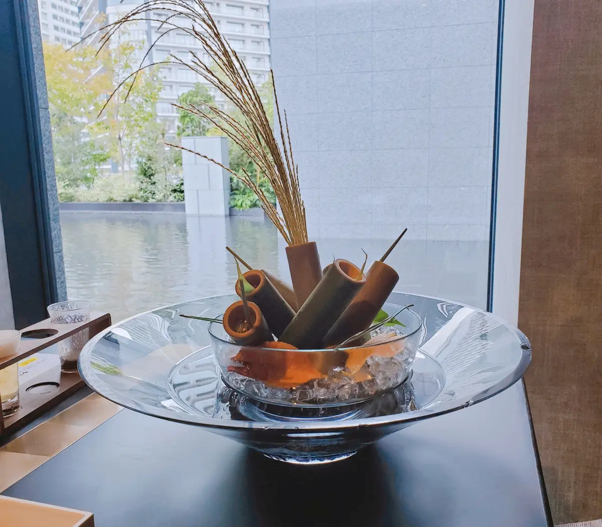 濱の水庭をイメージした竹筒羮