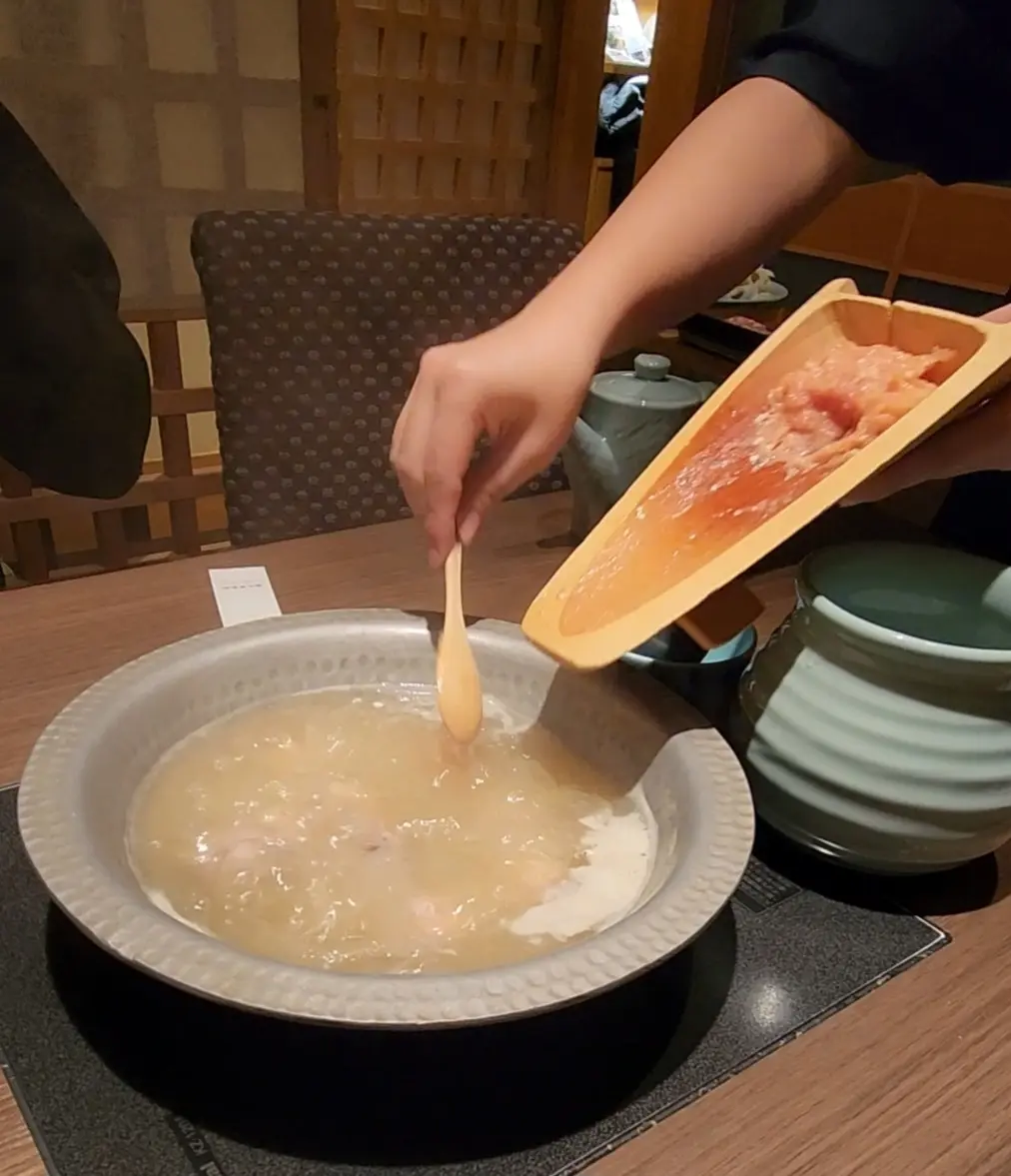鶏ミンチをつみれ状にしてお鍋に投入。