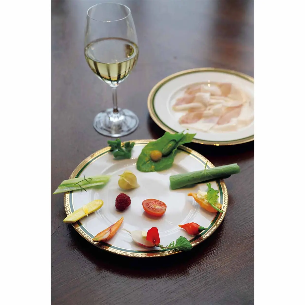 その日の畑から届く野菜を オイル、塩、ビネガーなど必要最小限の コンディマンで凛と仕立てる「庭のひと 皿」。右上は豚の背肉を塩漬けにしてお よそ5カ月熟成させたもの。もちろん自 家製。「単に素材を置いてあるのではなく、 とても計算されている。野菜、ハーブ、 花の組み合わせの無限の可能性、化学反 応のようなものを感じました」（雨宮さん）