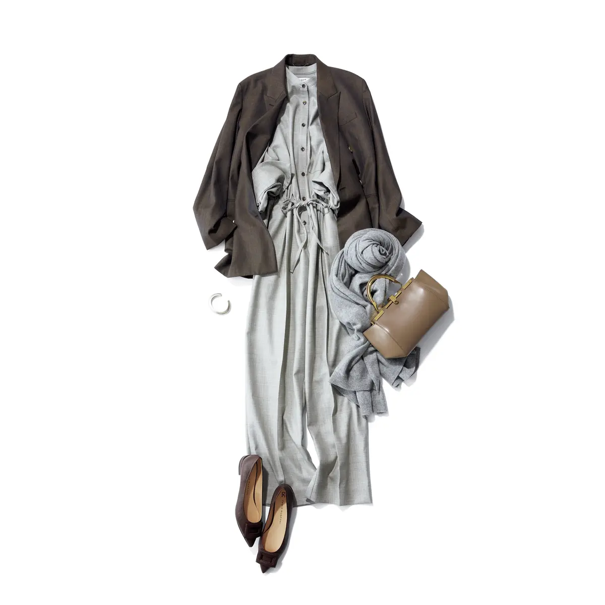 ブラウンジャケットとグレーオールインワンのコーデ