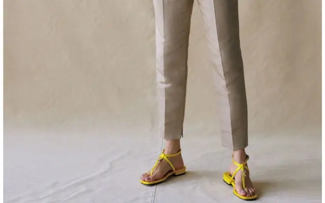 膝下を細くテーパードさせ全身バランスをアップさせる