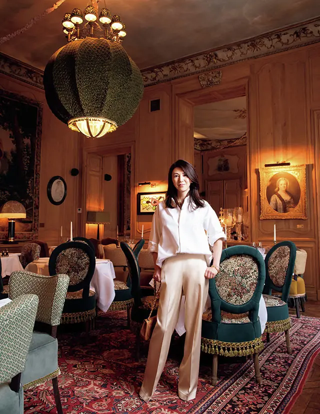 「イメージしたのはクラシックになりすぎないように ツヤを足した装い。日本の『L’Appartemen（t アパル トモン）』で購入したオーバーサイズの白シャツと『T HE ROW（ザ・ロウ）』のシルクパンツ。シャネルの バッグを合わせて」