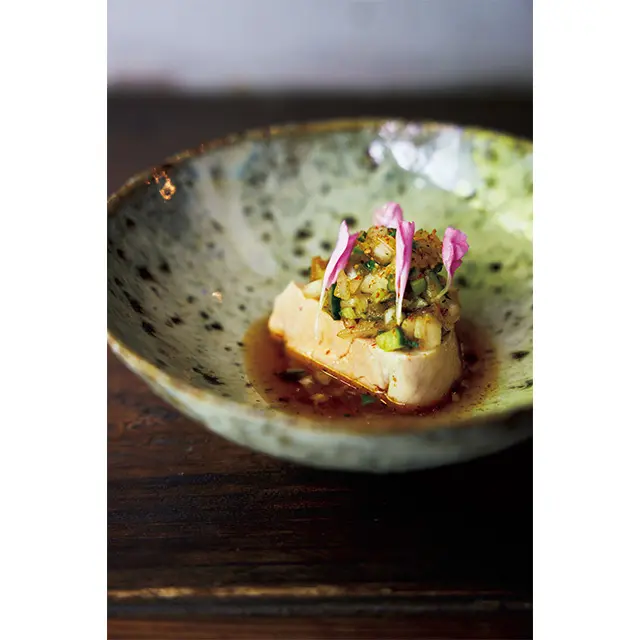 あん肝をネパール のスパイシーなサラダ、カチュンバル仕立てに。ポン酢と 発酵高菜の酸味、うま味が味の基調。料理はすべて夜￥ 11,000コースより