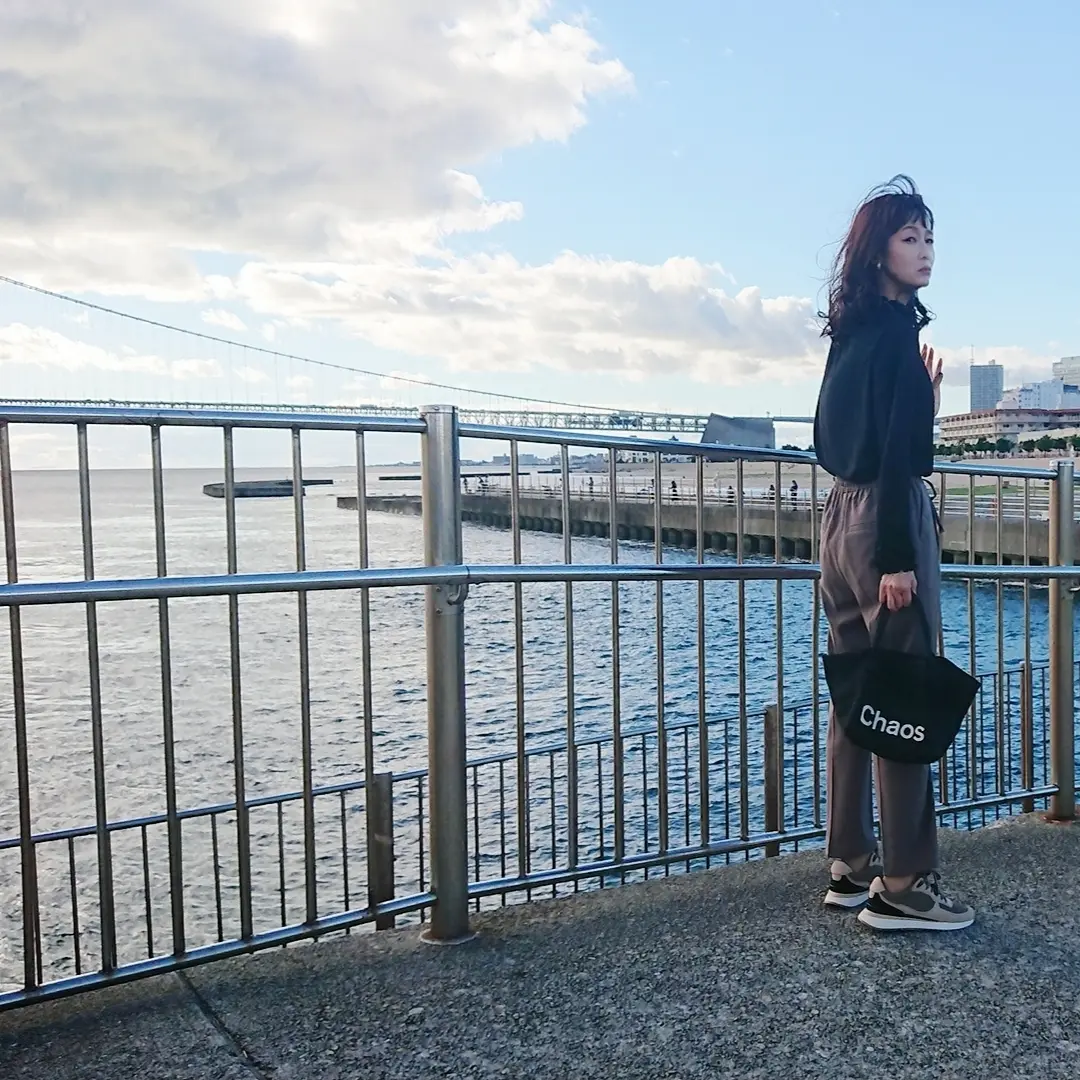 黒いブラウス  ブラウンパンツ  スニーカー