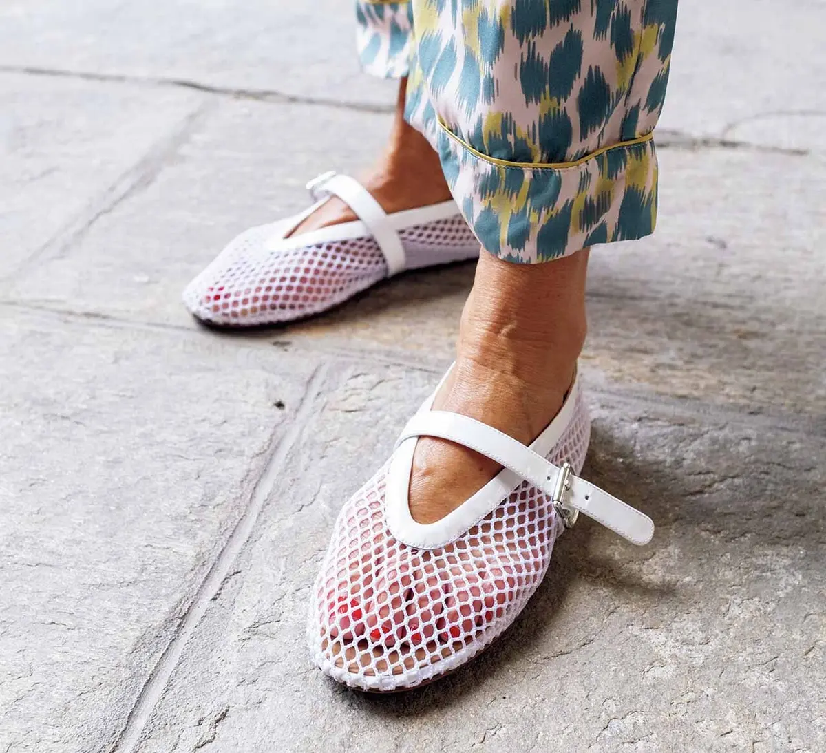 友人とのランチ会には、 さわやかなブルーシャツで