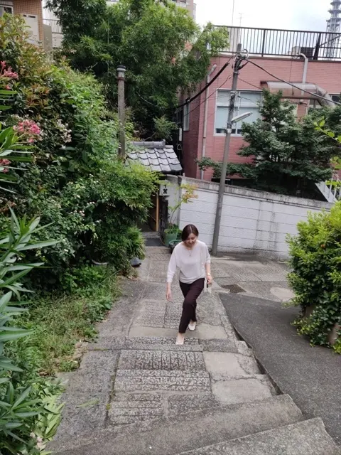 荒木町の階段をのぼる