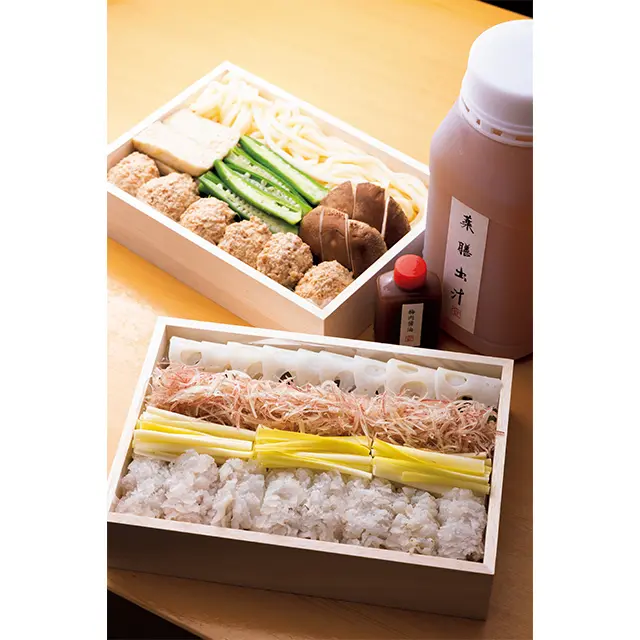 野菜は10種類ほど入り、季節で替わる。鱧のほかにコチや金目鯛の鍋セットも。