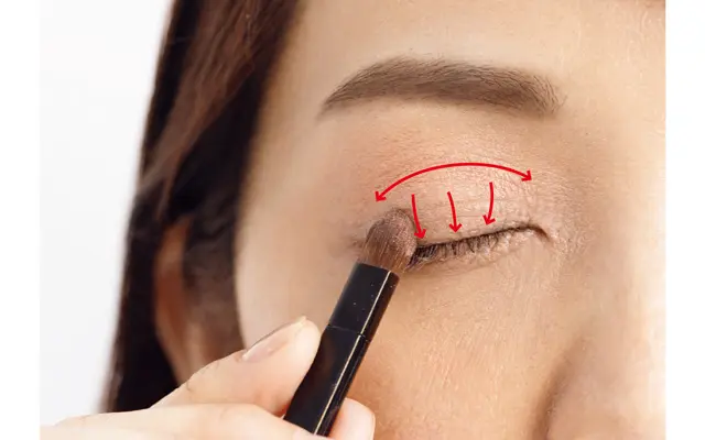 明るいカラーシャドウを二重より広めにぼかす