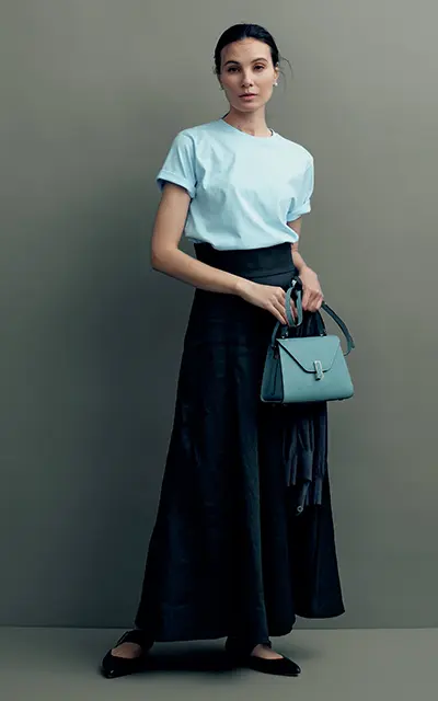 ボトムはニュアンスのある色と素材で女っぽの画像_1