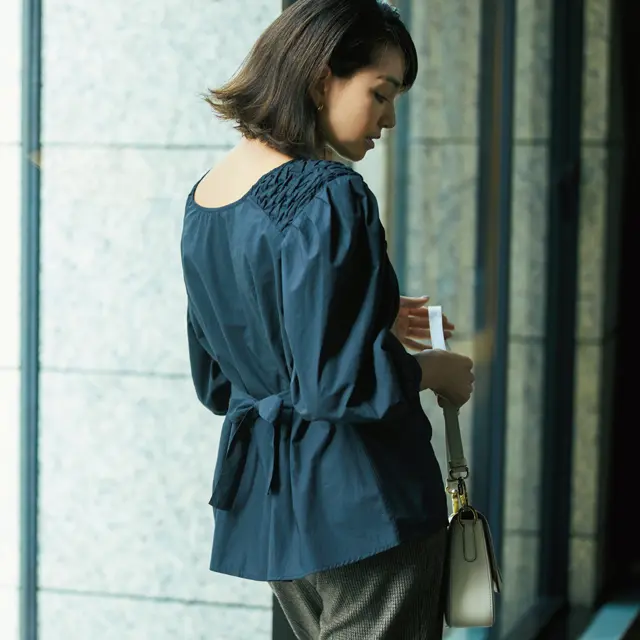 控えめなリボンブラウスを着こなすRINA