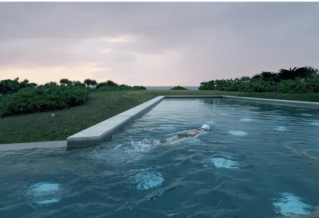 早朝から深夜までさまざまな自然の表情を味わえる24時間プール。気温に応じての水温調整もうれしい