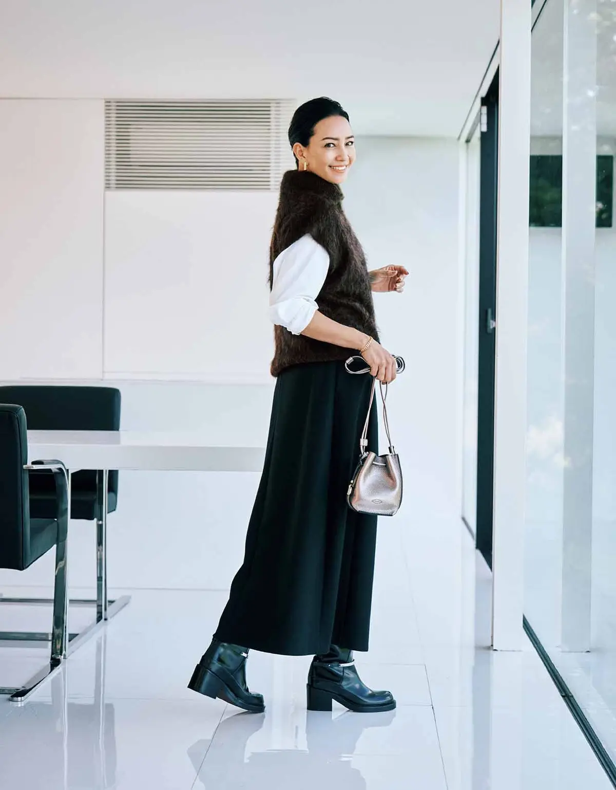 カシミヤの豊かなボリュームは、 　　ベストで取り入れるとすっきり