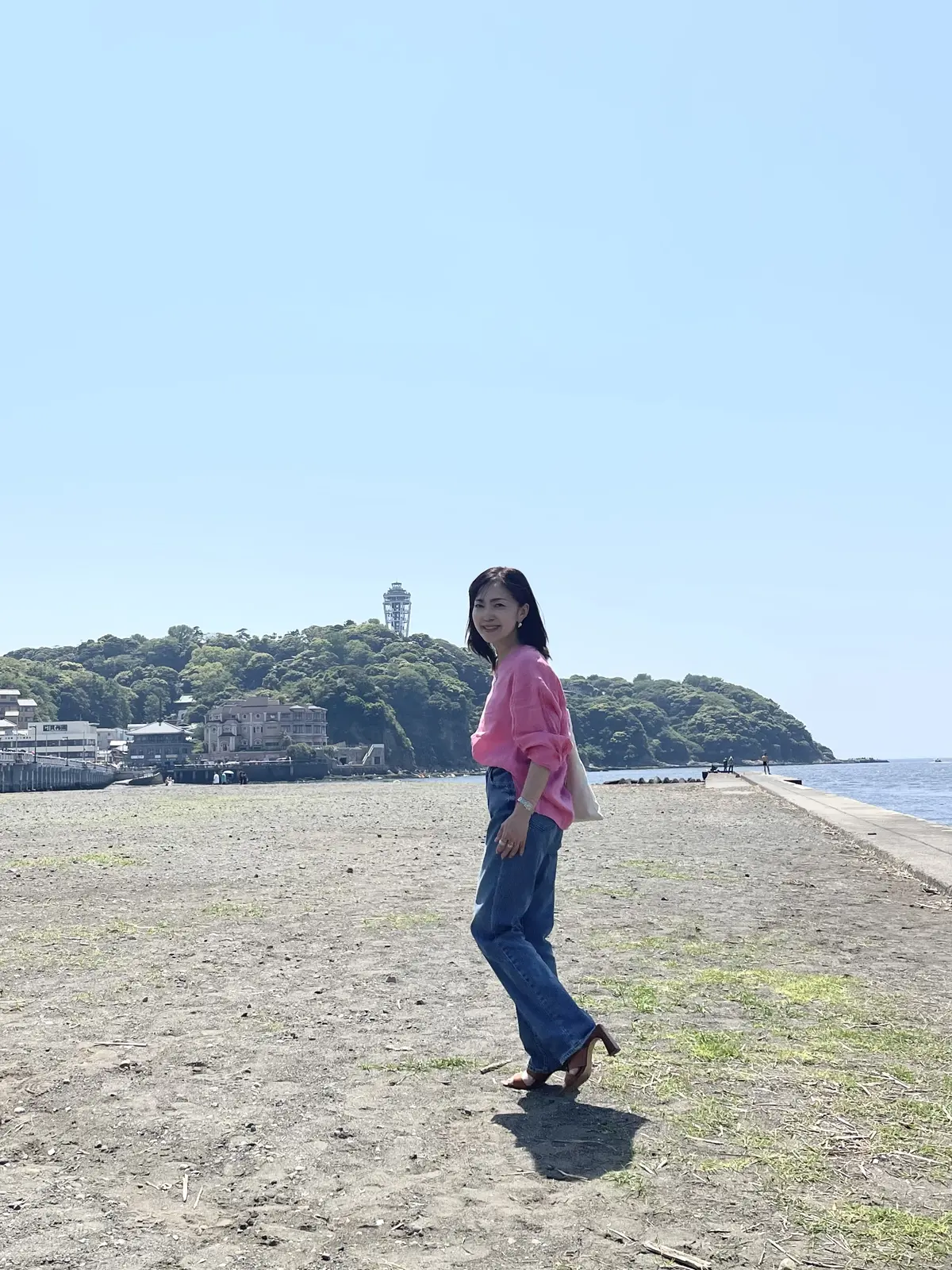 ピンクのリネンシャツとデニムで海散歩とバの画像_2