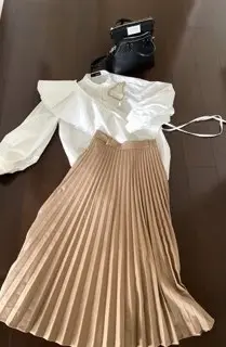 スタイリングの襟付き白ブラウスとスカートのコーデ