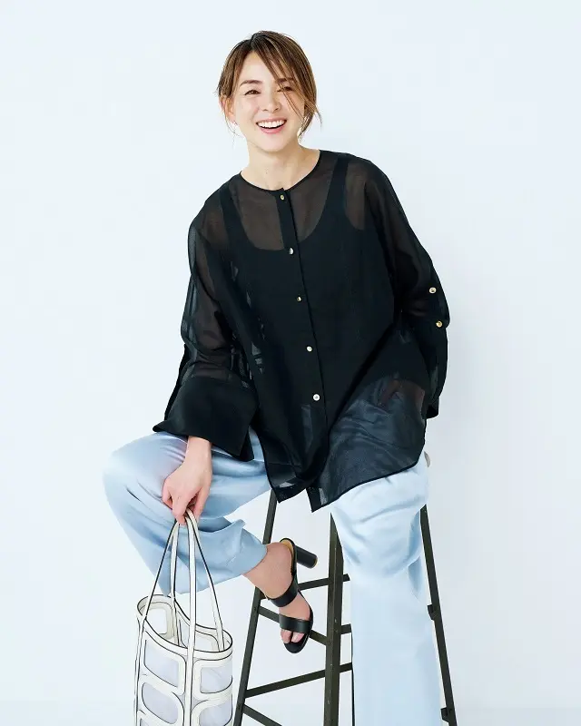 シアーブラックのシャツにサテンのパンツで爽やかに【50代に似合うコーディネートの正解】