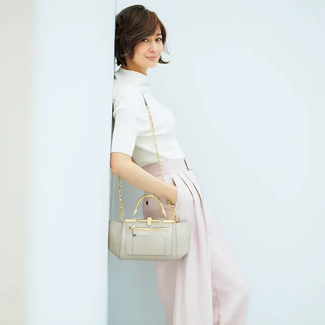 ベージュのつやめき小物が華やかな存在感を放つ