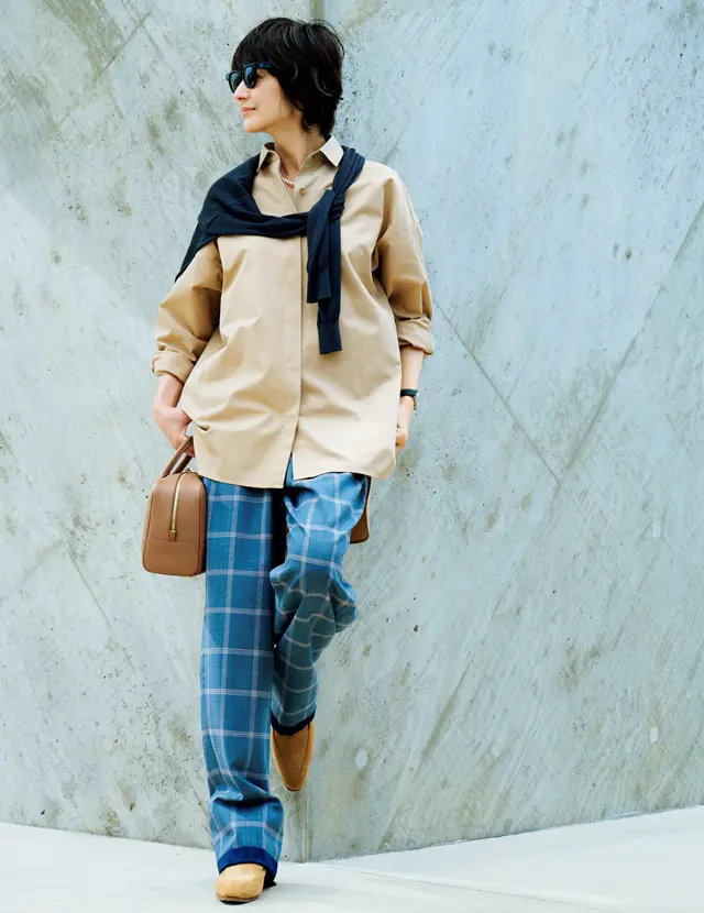 美しい配色のチェックパンツコーデの富岡佳子
