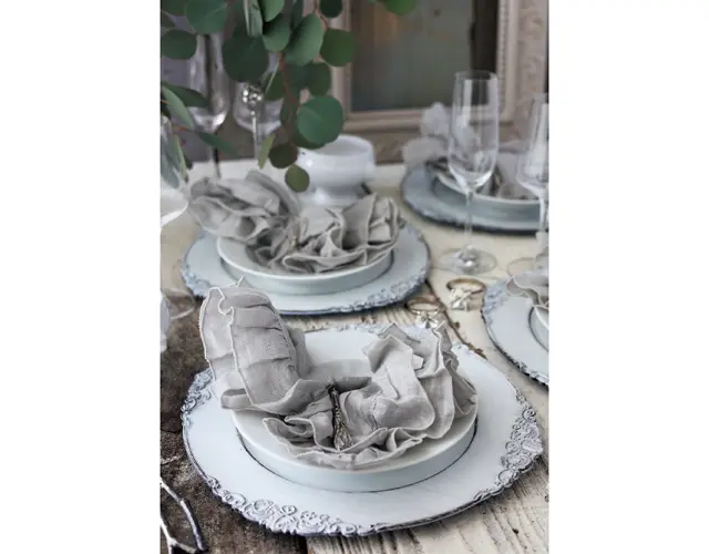 古いものやグリーンを取り入れて居心地のいいテーブルに。食器は白やグレー、透明感のあるものをチョイス。