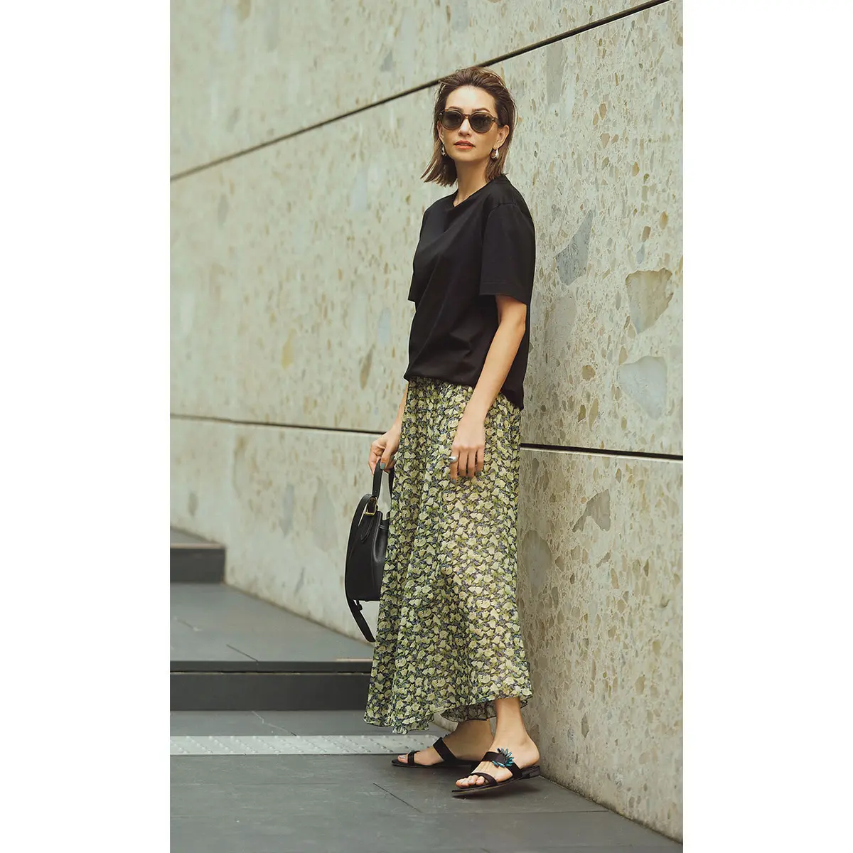 黒Tシャツと花柄スカートのコーデ　モデル・RINA