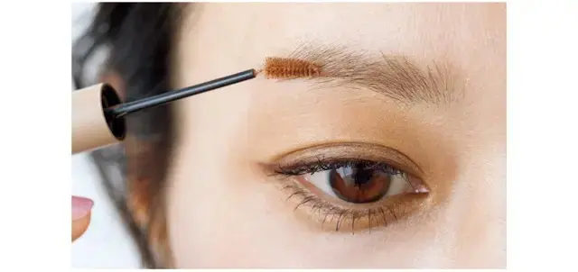 毛流れを整えながら眉頭から眉じりへとなじませる。眉頭は上へ、眉の中間は横へ、眉じりは斜め下へ。