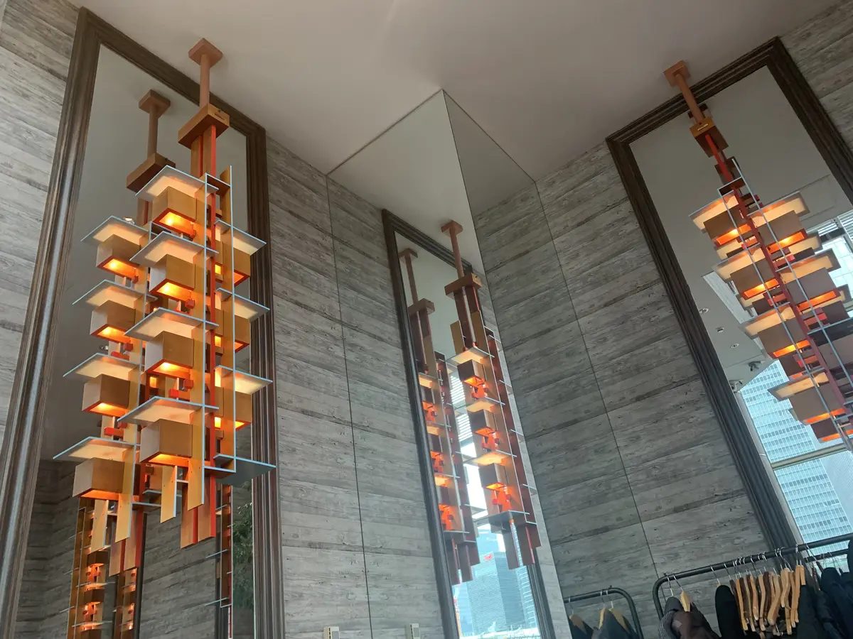 レゾナンスの店内にあるおしゃれな照明