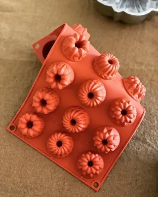 イタリアメーカーのシリコン製ケーキ型です！