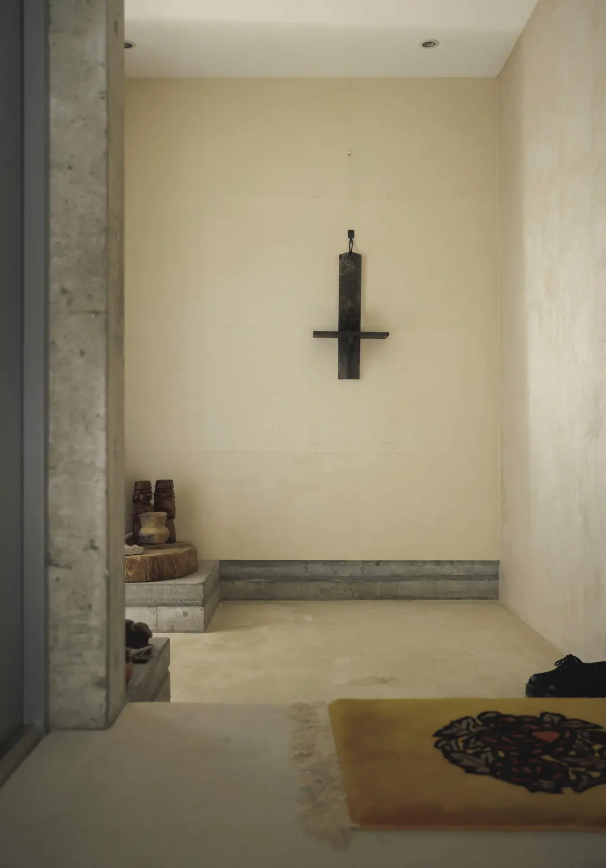 【50代の実家問題】美しく経年変化する素材を用いてリノベーション。“自分らしく住み継ぐ”という選択　野村友里さん　玄関