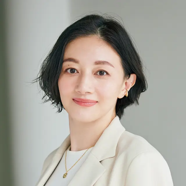 サイドにラインを残すショートボブは、まとまりやすく上質な印象に【50代髪型・ヘアスタイル】