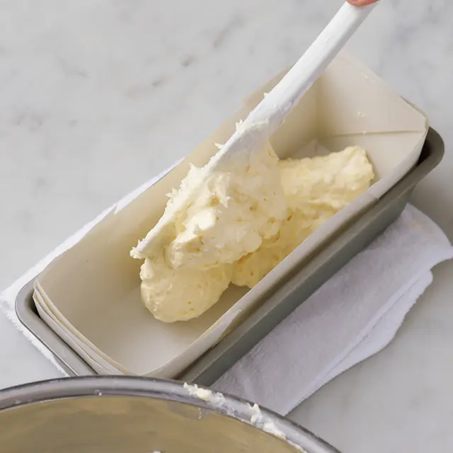 用意した型に生地をすくい入れ、ぬれ布巾 の上に型をトントンと落とし、表面をさっと平らにならす。