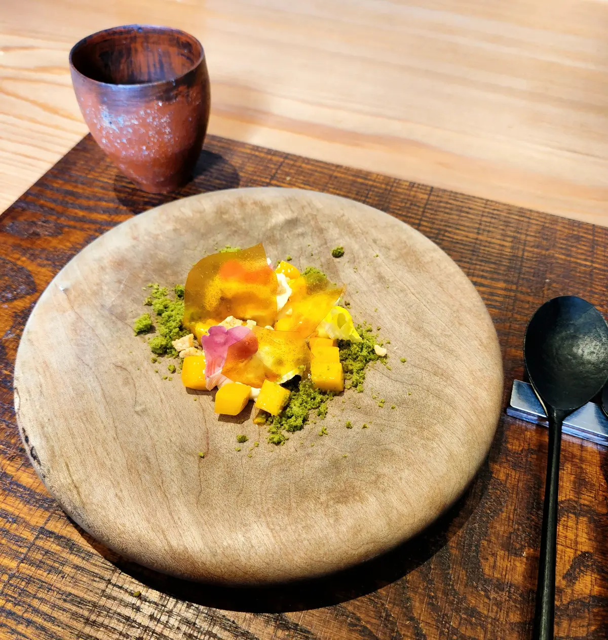 マンゴーとパッションフルーツにクリームを添えたデザート。