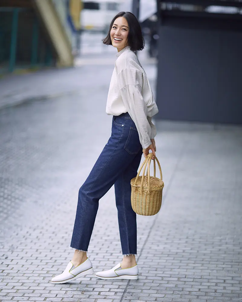 軽やかな足元を演出する厚底ホワイトスリッポン